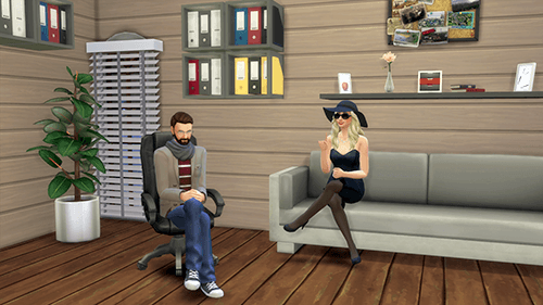 Deux Sims assis dans un bureau.