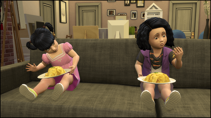 Enfants mangeant sur le canapé.