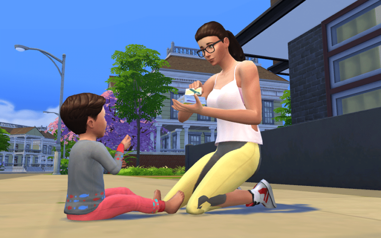 Simette y niño jugando juntos al aire libre.