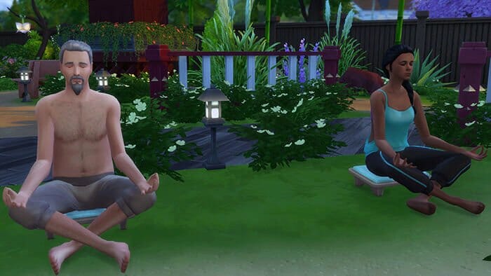 Sims faisant du yoga dans un jardin .