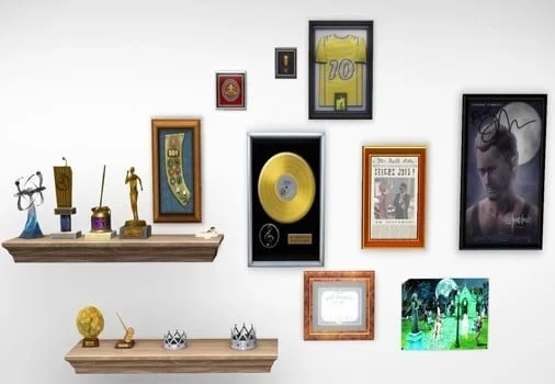 Mur avec étagères de trophées et cadres.