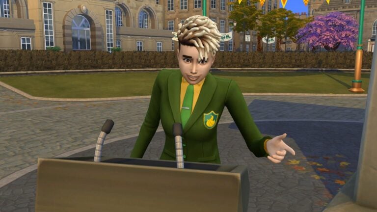 Discurso de Sims en el podio al aire libre.