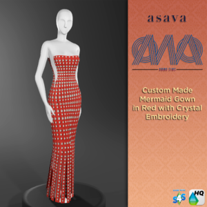 Robe sirène rouge brodée de cristaux sur mannequin.