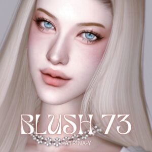 Portrait féminin virtuel, yeux bleus, cheveux blonds, collier élégant.