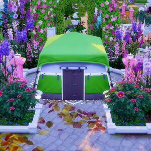 Tente verte dans un jardin fleuri.