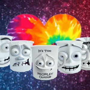 Tasses à visages drôles devant un fond coloré