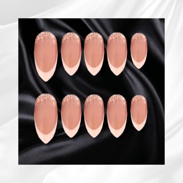 Ongles faux nude sur fond noir