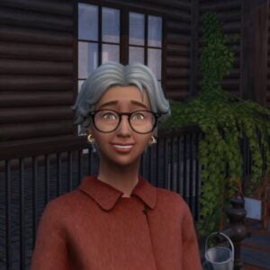 Sims féminin âgée souriante avec lunettes devant une maison.