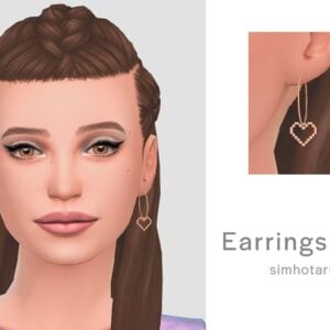 Sims femeninos con pendientes en forma de corazón.