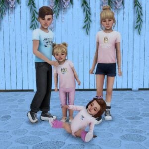 Enfants Sims 4 posant joyeusement devant fond fleuri.