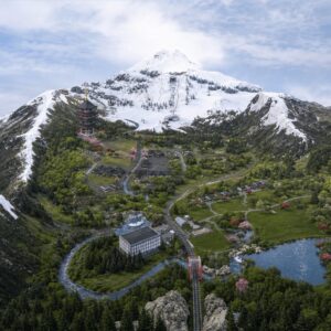 Montagne enneigée avec village et hôtel, inspiré de *Les Sims 4*