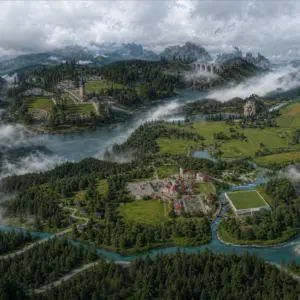 Paysage montagneux du jeu *Les Sims 4* avec villages et rivières