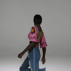 Personnage des Sims 4 en tenue décontractée rose et jeans