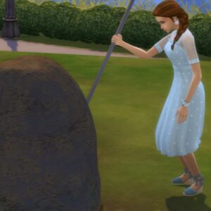 Jeune fille dans Sims 4 poussant un rocher en robe bleue
