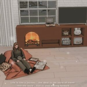 Personnage du jeu Les Sims 4 assis dans un salon cosy avec cheminée et écrans.