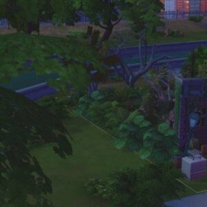 Scène de jardin nocturne dans *Les Sims 4* avec piscine et décor lumineux
