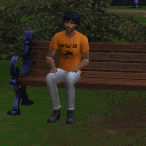 Homme assis sur banc dans Sims 4, t-shirt orange 'Camp Half-Acre'