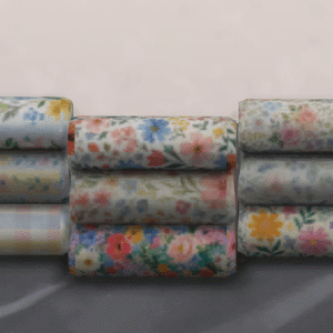 Canapé floral coloré pour *Les Sims 4* en jeu.