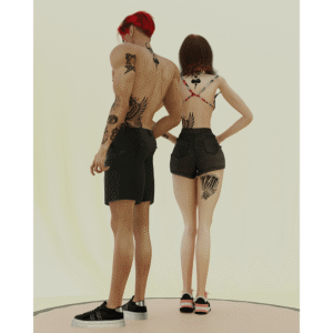 Couple dans Sims 4 avec tatouages et tenues décontractées