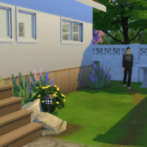 Jardin résidentiel dans *Les Sims 4* avec personnage près d'une clôture.