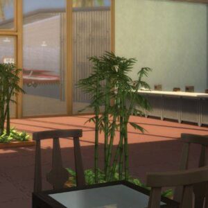 Salle de jeu du Sims 4 avec tables, plantes et écran d'ordinateur.