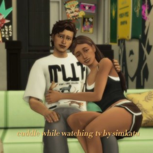 Deux Sims 4 blottis sur un canapé en regardant la télé