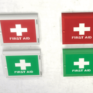 Boîtes de premiers secours pour *Les Sims 4*, rouges et vertes.