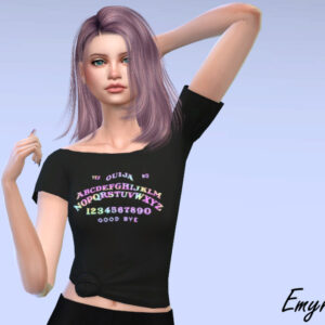 Jeune femme aux cheveux violets dans *Les Sims 4* avec t-shirt Ouija